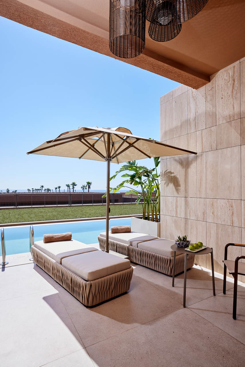 Infinity Swim-Up Rooms